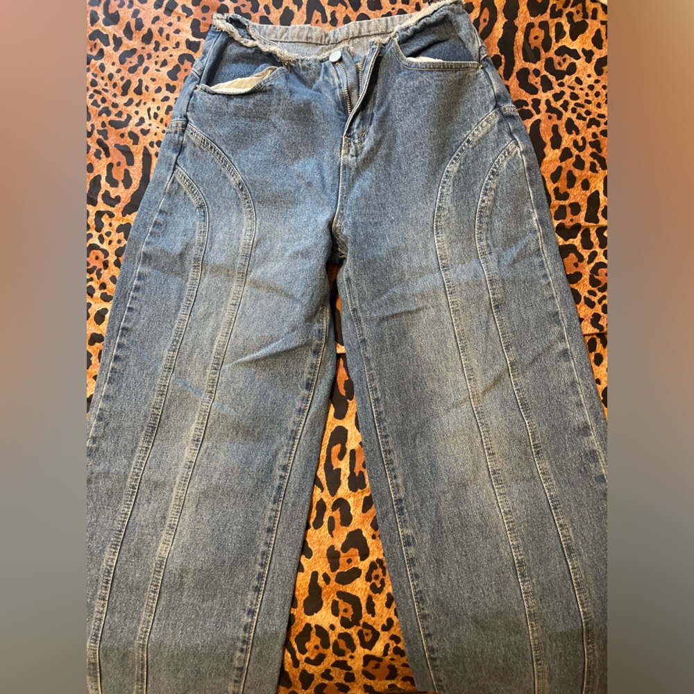 Blue wide leg jeans cool stitching size 2-4